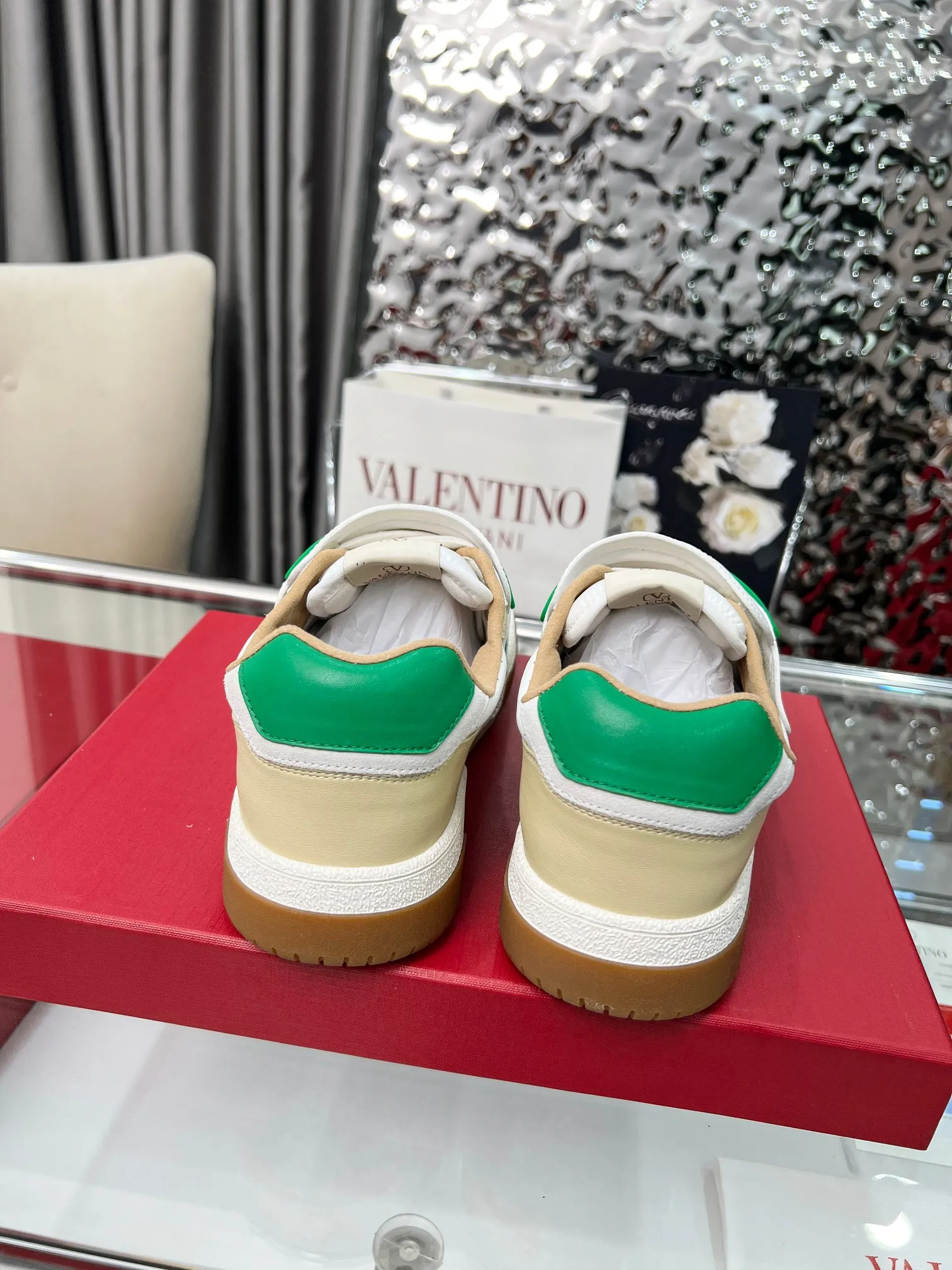 [Valentino] P: 680💰 Couple style, size: women 35-40▪️men 39-44 (customized at 45.46) Valentino 𝑶𝒏𝒆𝑺𝒕𝒖𝒅 Couple sports bread shoe series Valentino 2025 new couple sports shoes are on sale. The original ZP purchase and disassembly. Repeated pattern making and modification. 1:1 restoration! Top luxury masterpiece Velcro design Soft and comfortable imported calfskin brings excellent and elegant texture and excellent foot comfort Top purchasing version upper: imported calfskin surface/original oil edge craftsmanship Lining: water-dyed sheepskin lining Outsole: original development 𝐓𝐏𝐔 two-color combination outsole Packaging: original configuration complete package